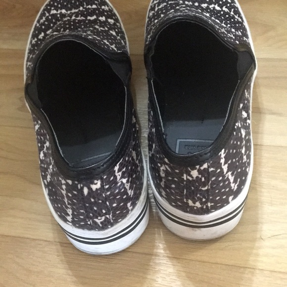 Snake skin sneakers! Great slip on sneakers! - Picture 3 of 4